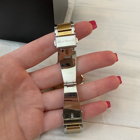 Michael Kors Watch - Picture 6 of 8